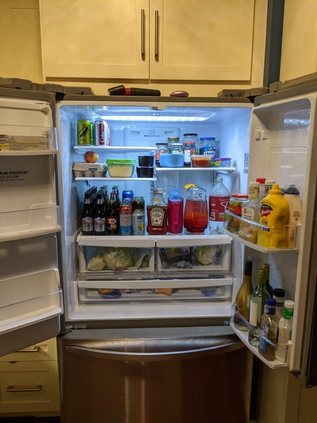 I washed and cleaned the entire refrigerator, then I put the products away and divided them by use, color, category and type of food!