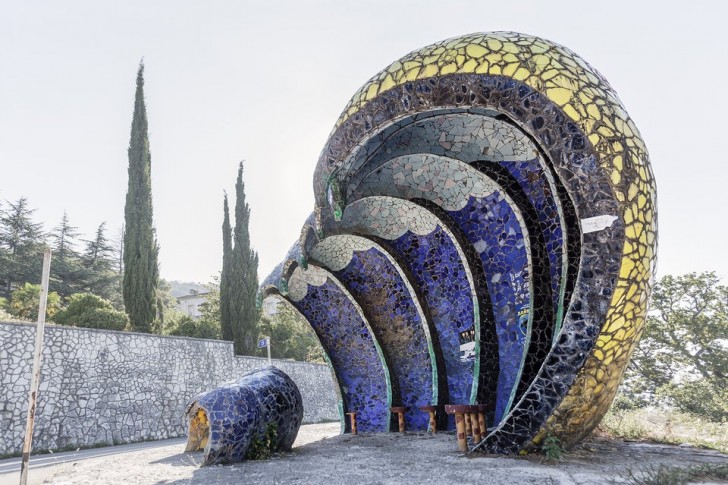 1. Questa opera d'arte sotto forma di fermata del bus si trova a Gagra, in Georgia