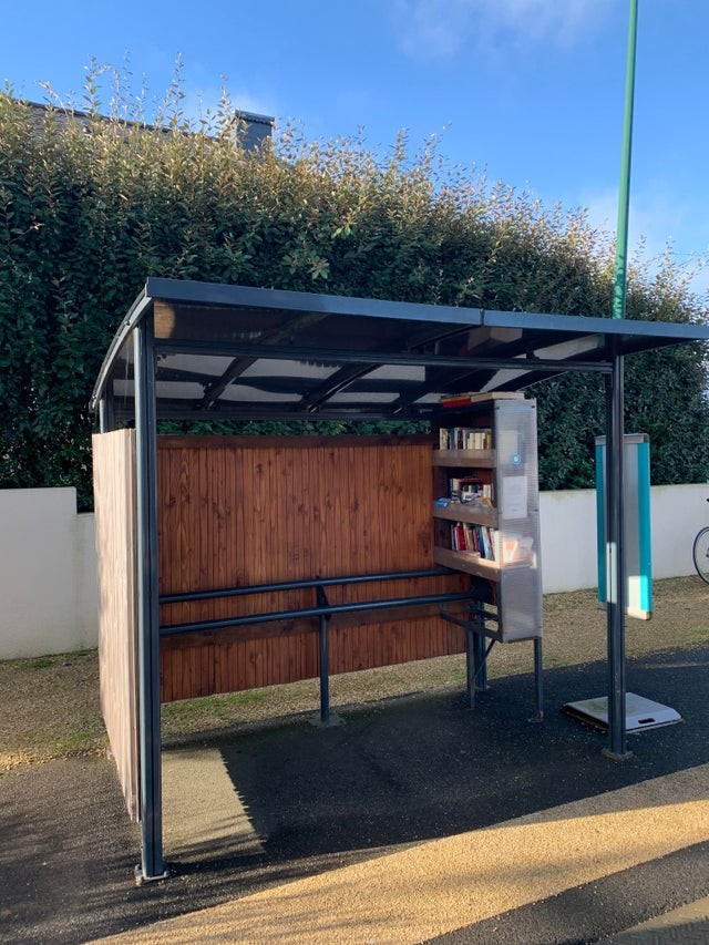 15. Un arrêt avec un petit coin bibliothèque : parfait !