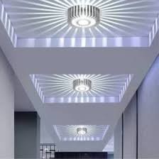 2. Se invece sulla parete o meglio ancora nel soffitto ci sono nicchie o riquadri rientranti, un lampadario che proietta un disegno geometrico produce un effetto bellissimo