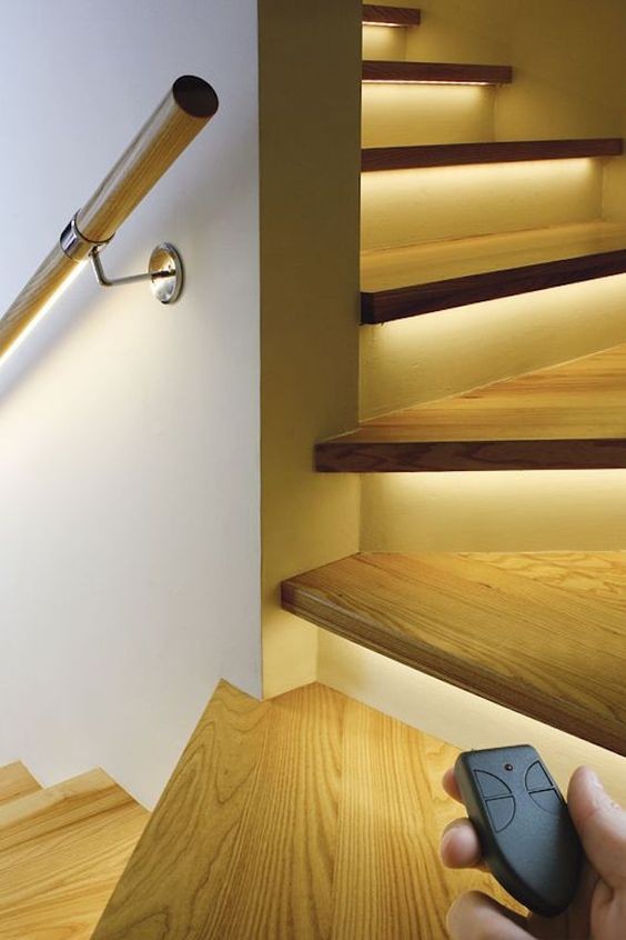 8. Luci nascoste per ogni gradino, rendono quasi superfluo illuminare anche le pareti o il soffitto sulle scale