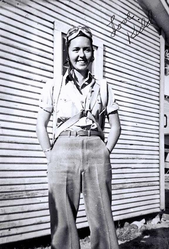 3. "Meine Großmutter durfte nicht zur Luftwaffe gehen, weil sie eine Frau war. So beschloss sie, während des Zweiten Weltkriegs in Stephenville, Texas, jungen Männern Flugunterricht zu geben" (1940)