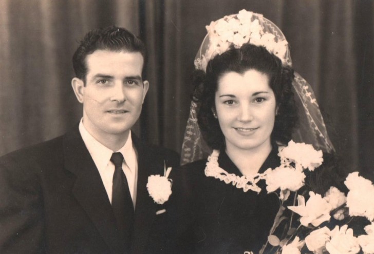 4. "Esta é minha foto favorita dos dois: meus avós, lindos, no dia do casamento em 1946"