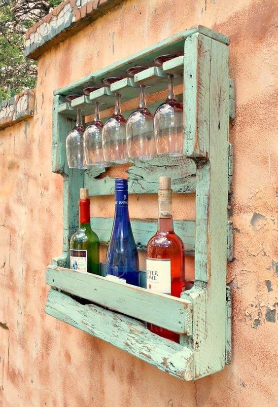 3. L'idea per un angolo bar a parete, con i pallet