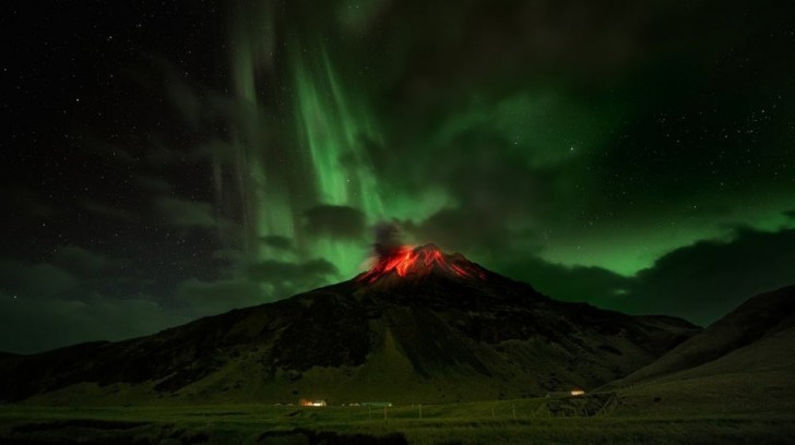 16. L'aurora boreale che danza proprio sopra al vulcano Fimmvörðuháls: uno spettacolo unico!