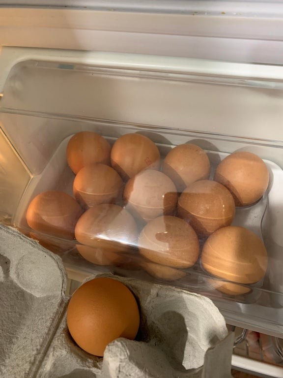 14. En général, les emballages d'œufs en contiennent un nombre pair, mais celui qui a inventé le porte-œuf dans le réfrigérateur n'y a pas pensé.
