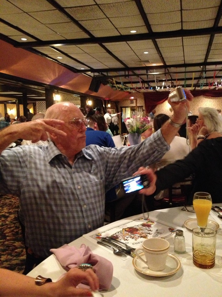 12. Questi due nonni amano farsi i selfie ovunque, in questo caso anche al ristorante. Siamo curiosi di vedere il risultato!