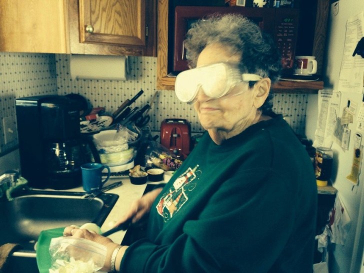 16. La nonna ha trovato un metodo infallibile per tagliare le cipolle senza rischiare di scoppiare in lacrime.