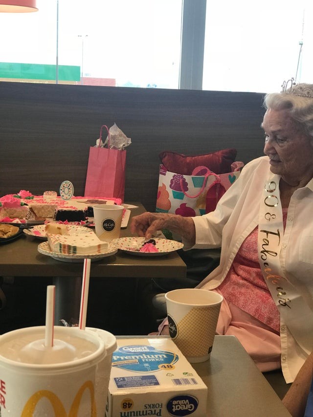 17. La nonna compiva 90 anni e, nel suo bar di fiducia, gli hanno organizzato una piccola festa a sorpresa: una vera principessa!