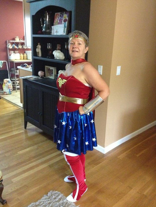 3. Una ragazza ha ordinato un costume di Wonder Woman ma era un po' grande, così la nonna ha subito deciso di approfittarne.