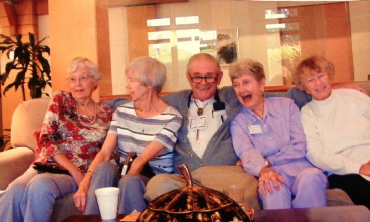 4. Il nonno si è appena trasferito in una casa per anziani, e ha subito mandato alla famiglia questa bellissima foto.