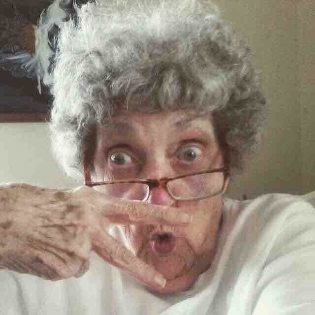 5. Questa nonna di 83 anni ha creato una sua pagina Facebook: questa è la sua immagine del profilo. La classe non manca.