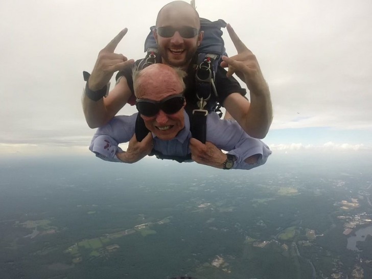 6. Quest'uomo ha deciso di festeggiare il suo novantacinquesimo compleanno così: volando senza paura.