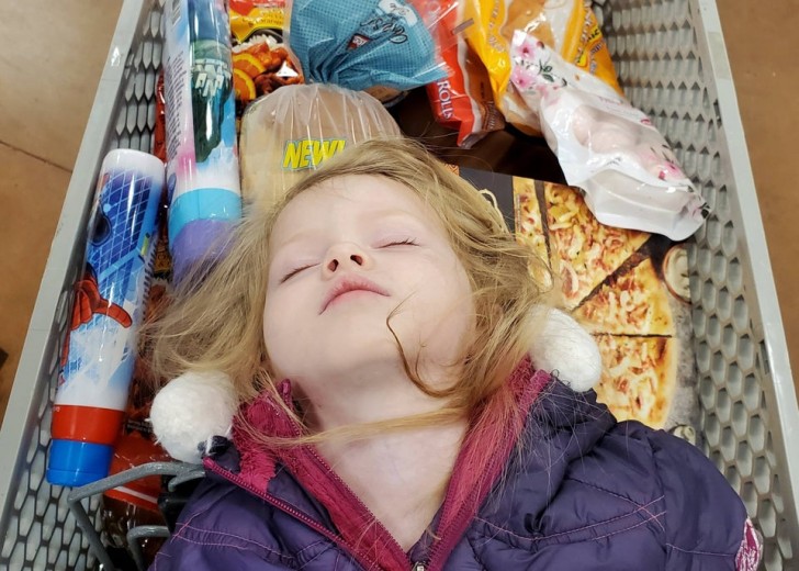 Minha filha dormiu no carrinho de compras.