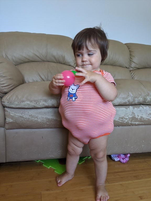 Mi hija quería que le coloque aún más pelotas de colores dentro de su camiseta...¡que rara que es a veces!