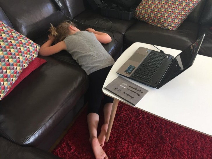 Ma fille après seulement 5 minutes de devoirs sur l'ordinateur....