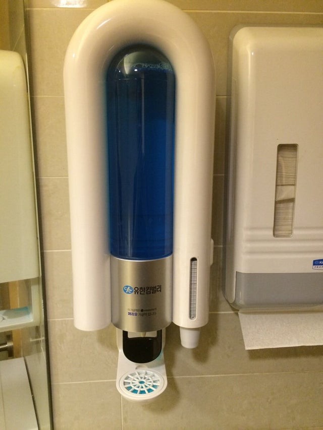 11. Haben Sie schon einmal einen Mundwasserspender in der Toilette eines Restaurants gesehen? Hier ist es!