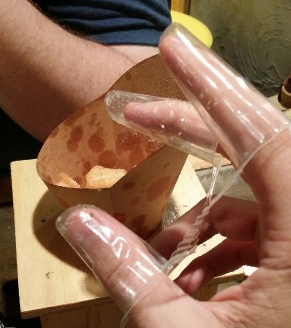 4. Neben den Pommes frites stehen den Kunden in diesem Fast-Food-Restaurant auch diese Finger-Accessoires zur Verfügung, perfekt, um sie beim Essen nicht schmutzig zu machen!