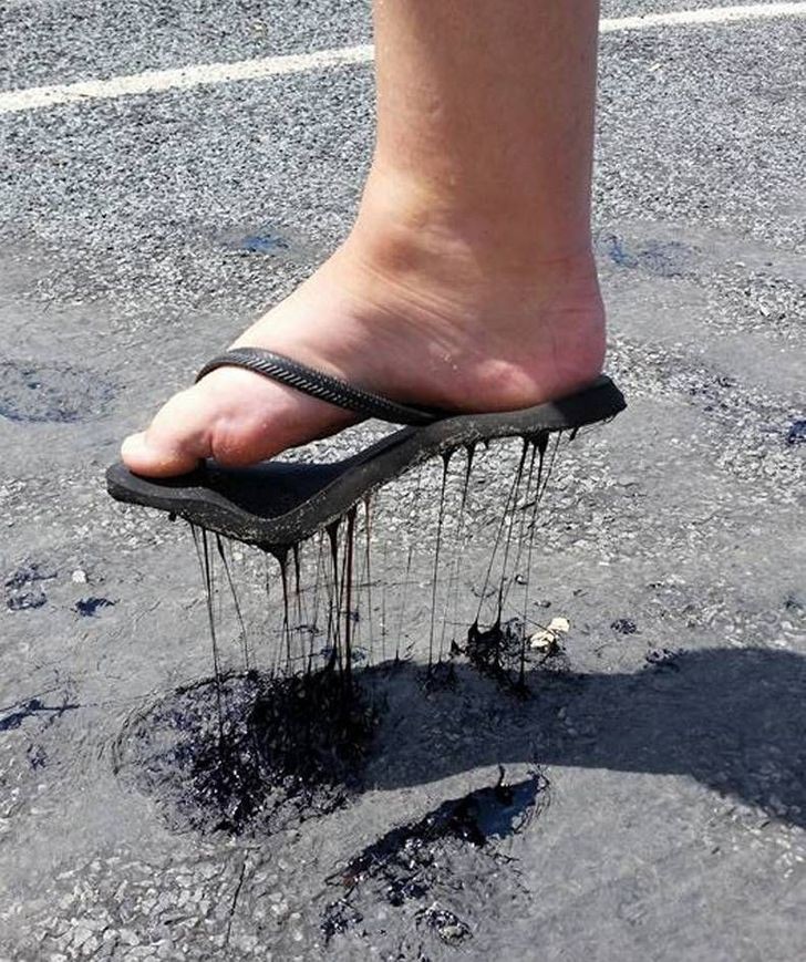 5. Mai camminare con le ciabatte quando fa troppo caldo: la suola potrebbe rimanere appiccicata all'asfalto bollente.