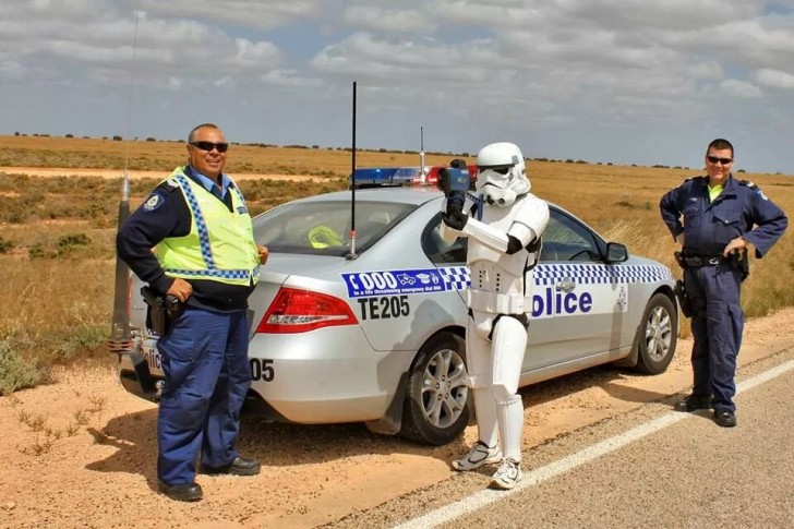 8. La police australienne a un grand sens de l'humour, mais cela n'empêche pas ceux qui ne respectent pas les règles de recevoir une amende.