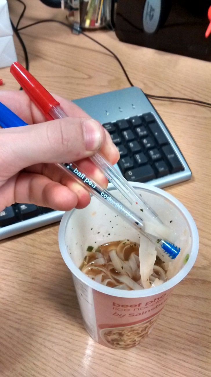 10. Cosa fare quando vuoi mangiare noodles istantanei ma non hai le bacchette? Si potrebbe pensare di usare la forchetta, e invece no.