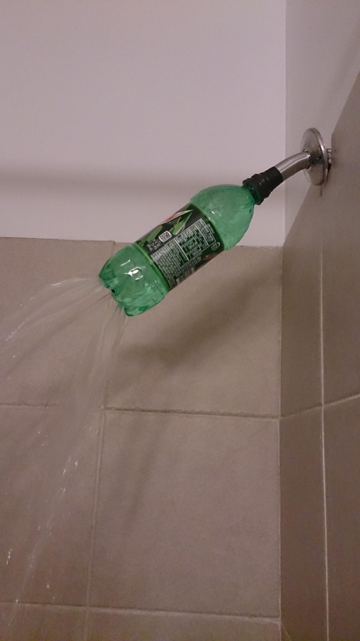 15. In questo caso si era rotto il soffione della doccia, e un ragazzo lo ha prontamente sostituito con una semplice bottiglia.