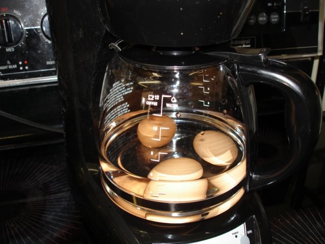 7. Quando non si hanno a disposizione gli strumenti, anche ciò che normalmente viene utilizzato per fare il caffè può andare bene.