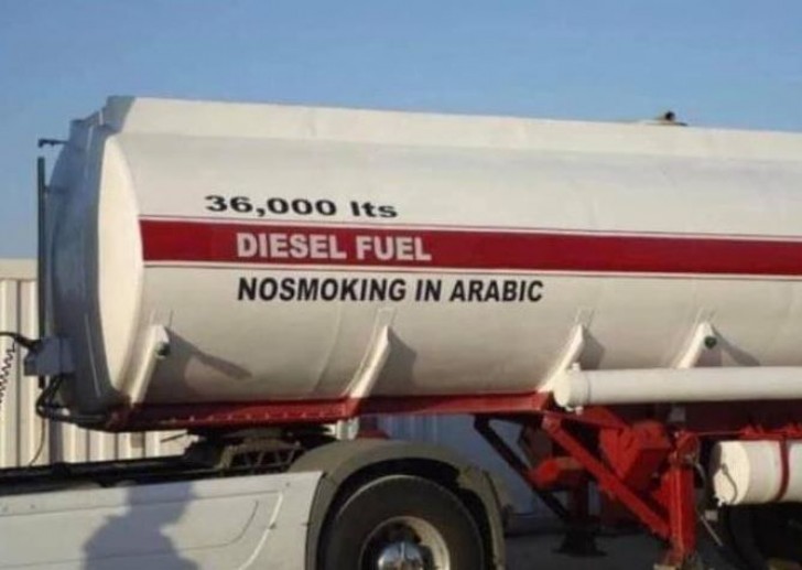 5. Sie sagten ihm, er solle "No Smoking" auf Arabisch schreiben, und er tat es... wortwörtlich.