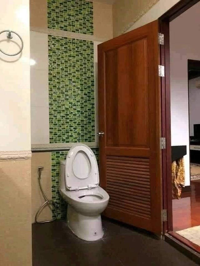 6. Les toilettes sont installées, maintenant le seul problème est de fermer la porte !
