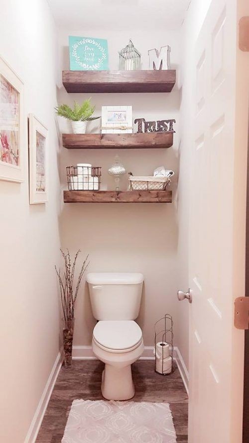 3. Voor een rustiek en modern detail kun je met planken van massief hout de minder gebruikte delen van de badkamer benutten, zoals de muur boven het toilet