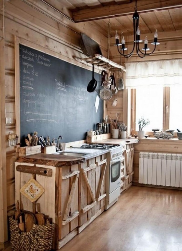 3. Deze keuken ziet eruit als een hutje in het bos en heeft een enorm groot schoolbord waar je alle recepten en mededelingen op kunt noteren