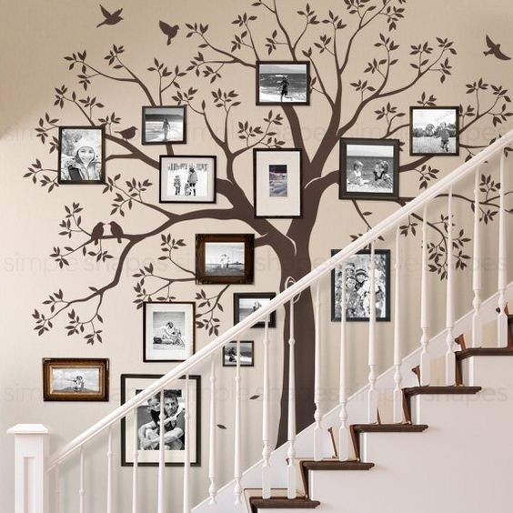 6. Un albero di foto può decorare con originalità la parete delle scale