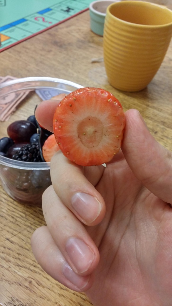 14. Cette fraise coupée ressemble au bébé soleil de Teletubbies !