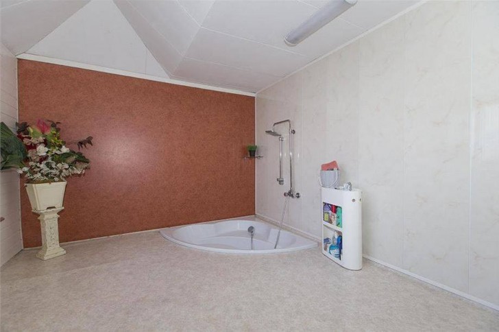 15. Plus qu'une "salle de bain de luxe", il semblerait que ce soit un environnement assez vide et monotone...