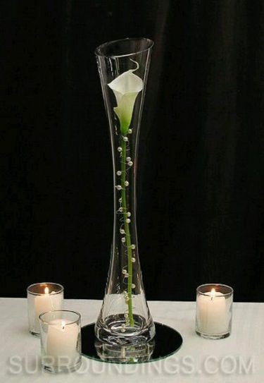 3. Con un vaso come questo, accorciate il gambo del fiore in modo che non fuoriesca e enfatizzate la forma del contenitore. Aggiungere poi un filo con perle è un tocco in più fantastico