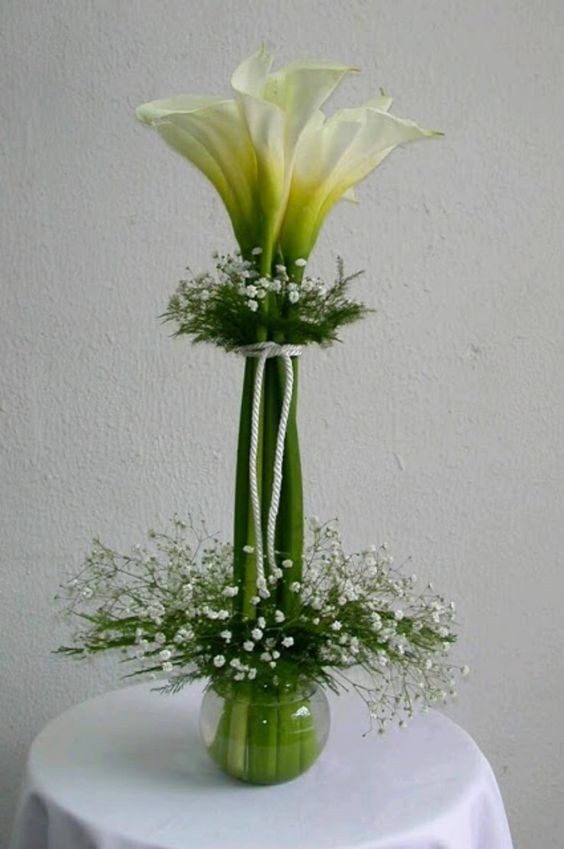 4. È sorprendente l'idea di infilare dei fiori così alti in un contenitore così piccolo! Per farlo, coprite il bordo del vaso con una corona di fiorellini e rametti sottili, e legate i gambi insieme in modo che rimangano ben dritti