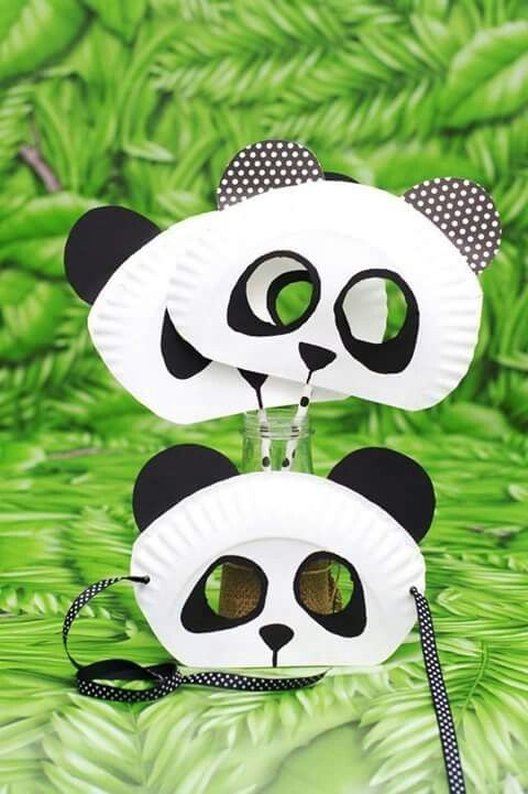 1. Ritagliate la sagoma del muso di un panda, e poi usate pennarelli (o vernice) nastri e stoffa in fantasie sul nero per decorarle