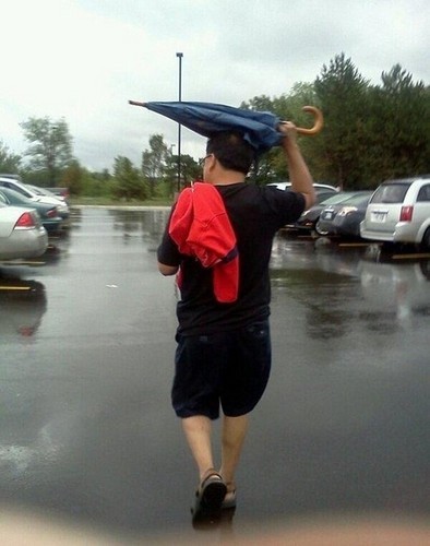 16. Ce n'est pas exactement comme ça qu'un parapluie fonctionne... quelqu'un devra le lui apprendre tôt ou tard.