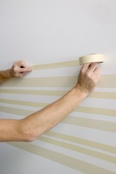 5. Autrement vous pouvez vous aider avec le ruban de masquage pour peindre le mur de façon que les bandes non peintes ressortent. Ou alors le ruban lui-même peut devenir la décoration, et dans ce cas utilisez des washi tapes colorés !