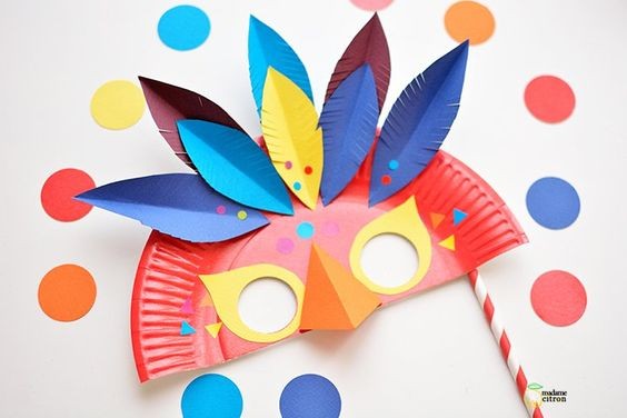 1. Con i piatti di carta si possono creare maschere coloratissime, sia con elastico che sostenute da cannucce o bastoncini