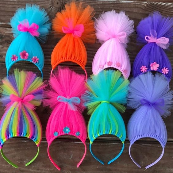 10. Tanti ritagli di tulle dai colori vivaci trasformano dei semplici cerchietti in fantastiche parrucche da Troll!