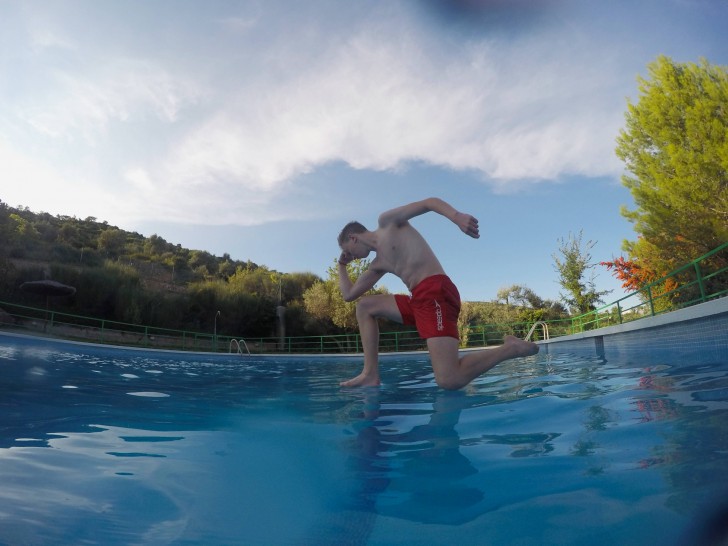 17. Una foto in piscina perfetta scattata poco prima che il ragazzo finisse in acqua. Quasi un modello!