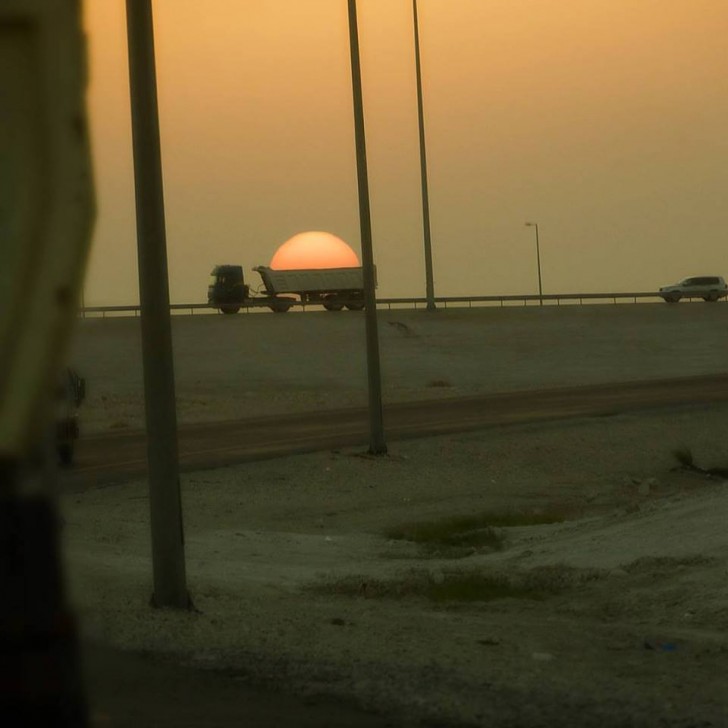 5. De vrachtwagen lijkt de zon mee te nemen: een prachtig optisch effect dankzij de perfecte timing.