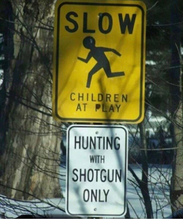 16. Erstes Schild: "Achtung, langsam: spielende Kinder". Zweites Schild: "Nur mit Gewehr jagen".