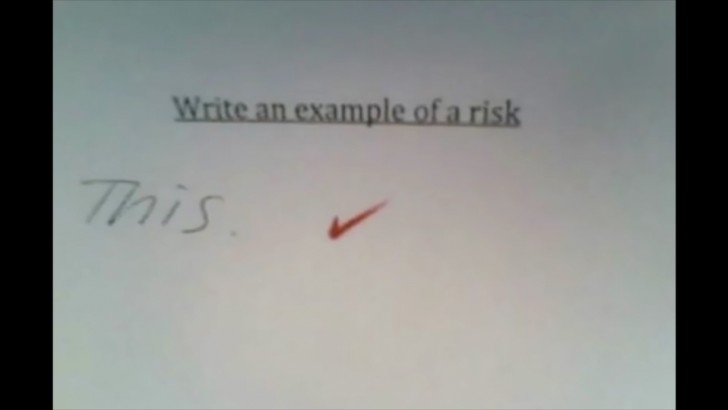 8. Il faut du courage et de l'ironie. Le devoir demandait d'"écrire un exemple de risque" et l'élève a répondu "ceci".