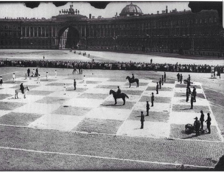 13. Cette photo montre le jeu des échecs, en Russie, en 1924 : on entrait directement sur l'échiquier.