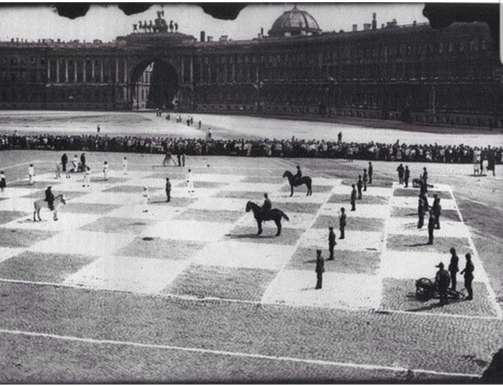 13. Dieses Foto zeigt das Schachspiel, in Russland, im Jahr 1924: man trat direkt auf das Schachbrett.