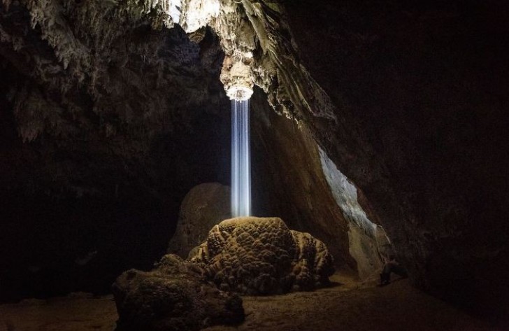 14. Questo raggio luminoso si è formato in maniera del tutto naturale all'interno di una roccia.