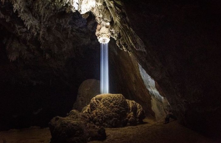 14. Dieser Lichtstrahl entstand auf ganz natürliche Weise im Inneren eines Felsens.