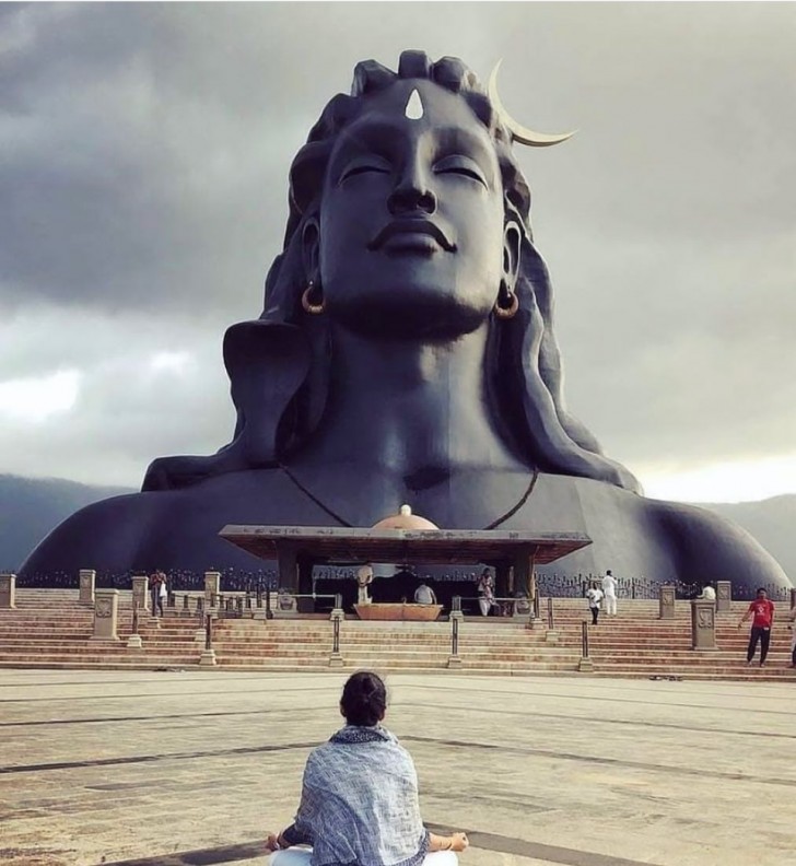 3. È il busto più grande del mondo: rappresenta Shiva, si trova in India, ed è alto 34 metri.